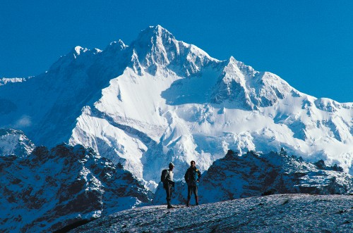 Trekkers with Kanchenjunga in the background&#160;-&#160;<i>Photo:&#160;Richard I'Anson</i>