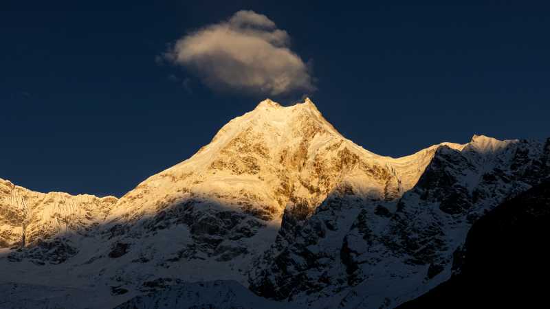 Sunrise on Manaslu Mountain | Eloise Weston