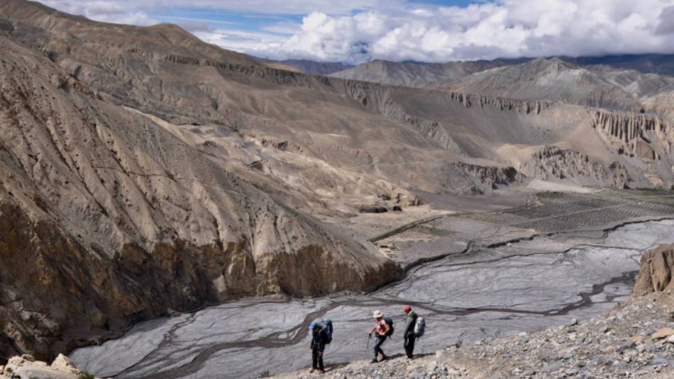 Mustang trekkers above Tangge | Garry Weare