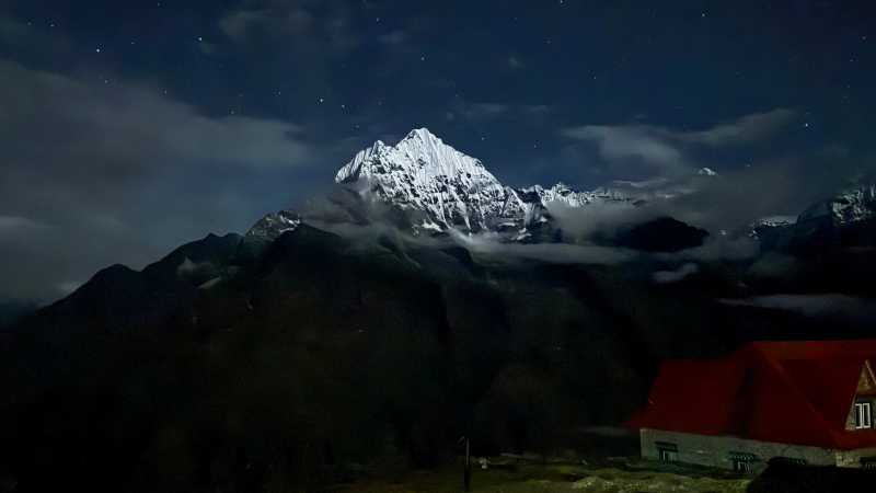 Starry Himalayan night sky Kongde Ri | Alison Dodd
