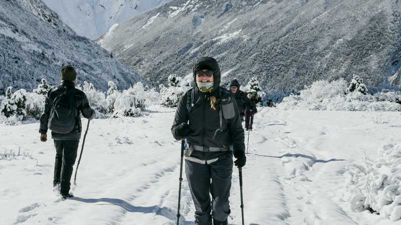 Trekking through snow on the Manaslu Circuit | Eloise Weston
