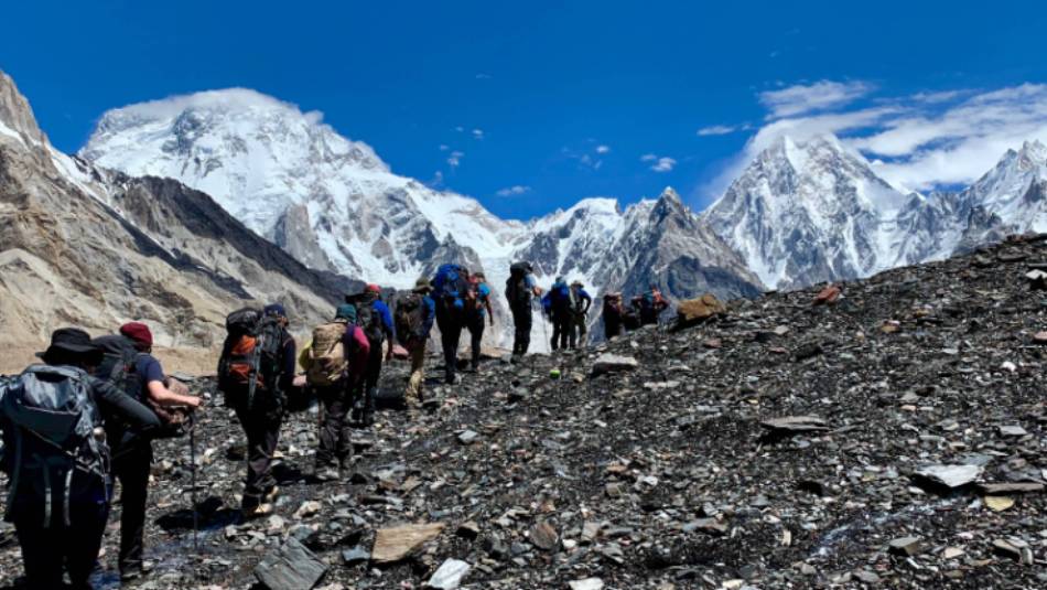 Heading up the Baltoro Glacier towards Concordia, G4 and Broad Peak | Soren Kruse Ledet