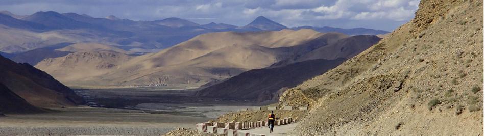 Cycling the Tibetan Plateau -  Photo: Bas Kruisselbrink