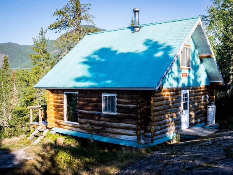 Blue Jay Hut is perfectly perched overlooking Malbaie River | Leigh McAdam