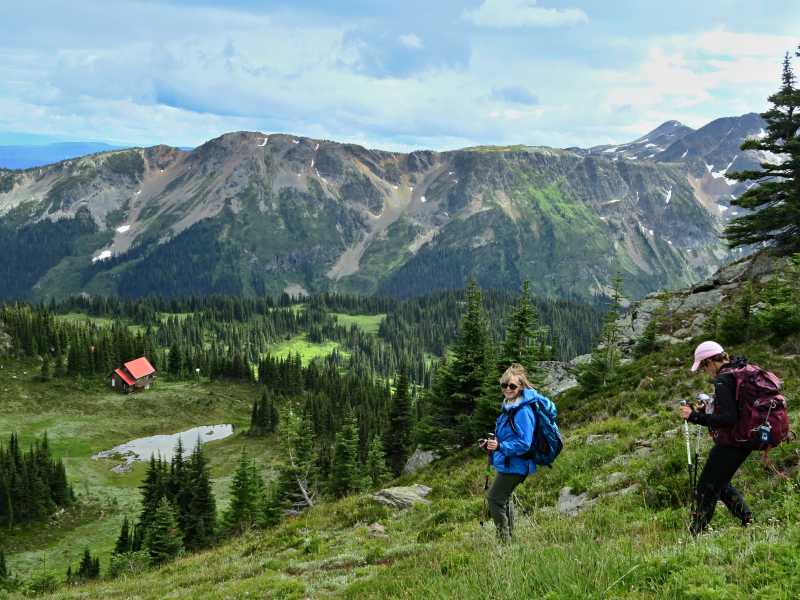 Approaching Trophy Chalet at 2153m with Raft Mountain in the background