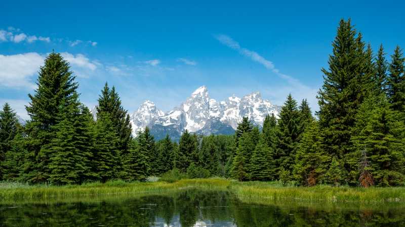 Discover the glorious alpine scenery of Gran Teton National Park on foot - Rocky Mountain, Yellowstone and Grand Canyon Trails, United States