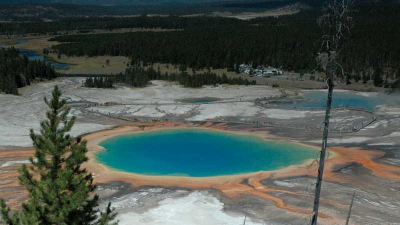 Multi-coloured geothermal pools in Yellowstone National Park | Sue Badyari