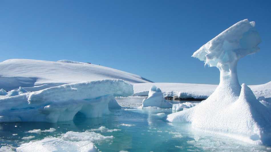 Iceberg scenery, Antarctic peninsula | Learna Cale