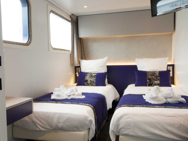 Twin cabin