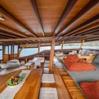 Communal deck area aboard The Jakaré