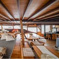 Communal deck area aboard The Jakaré