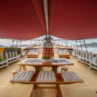 Communal deck area aboard The Jakaré