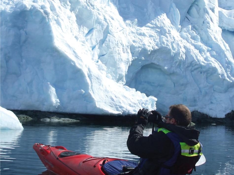 Kayaking among icebergs and glaciers, Antarctica -  Photo: Caroline Mongrain
