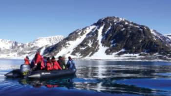 Exploring the Arctic wilderness on zodiacs
