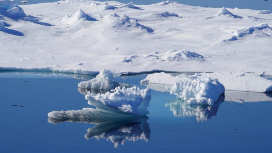 Calm reflections sailing Svalbard | Gesine Cheung