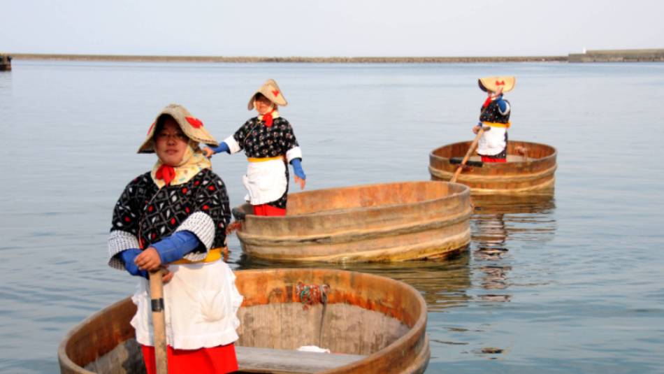 Traditional Taraibune tub boats, Sado Island | Aaron Russ