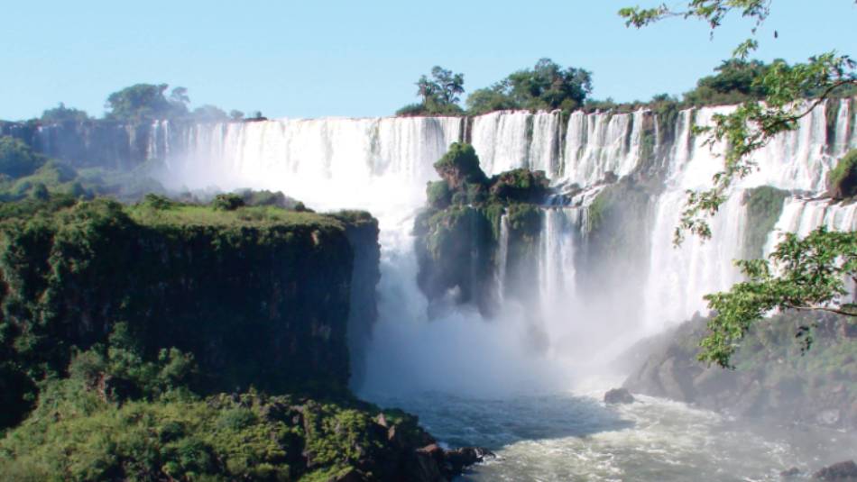 Spectacular view of the mighty Iguazu Falls | Elaine Clueit