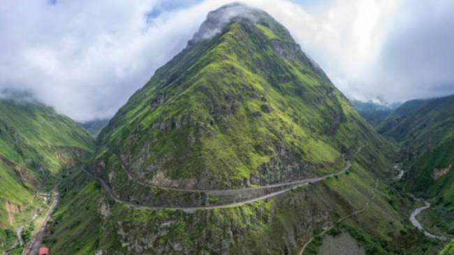 View the Devil's Nose Train from the small town of Alausi