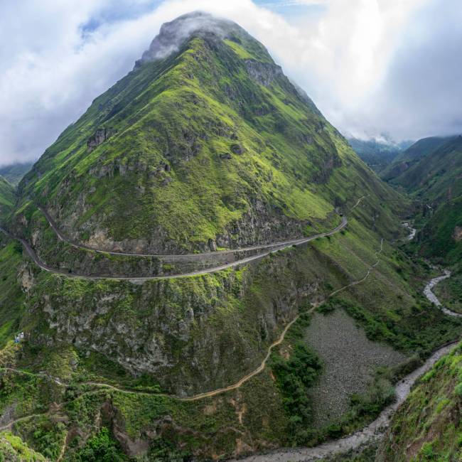 View the Devil's Nose Train from the small town of Alausi