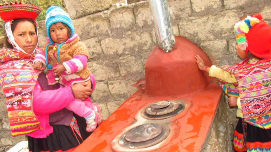 A family from Huilloc, the recipients of a new healthier cook stove | LT