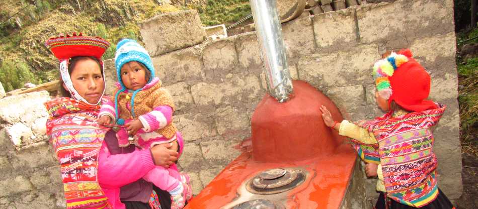 A family from Huilloc, the recipients of a new healthier cook stove | LT