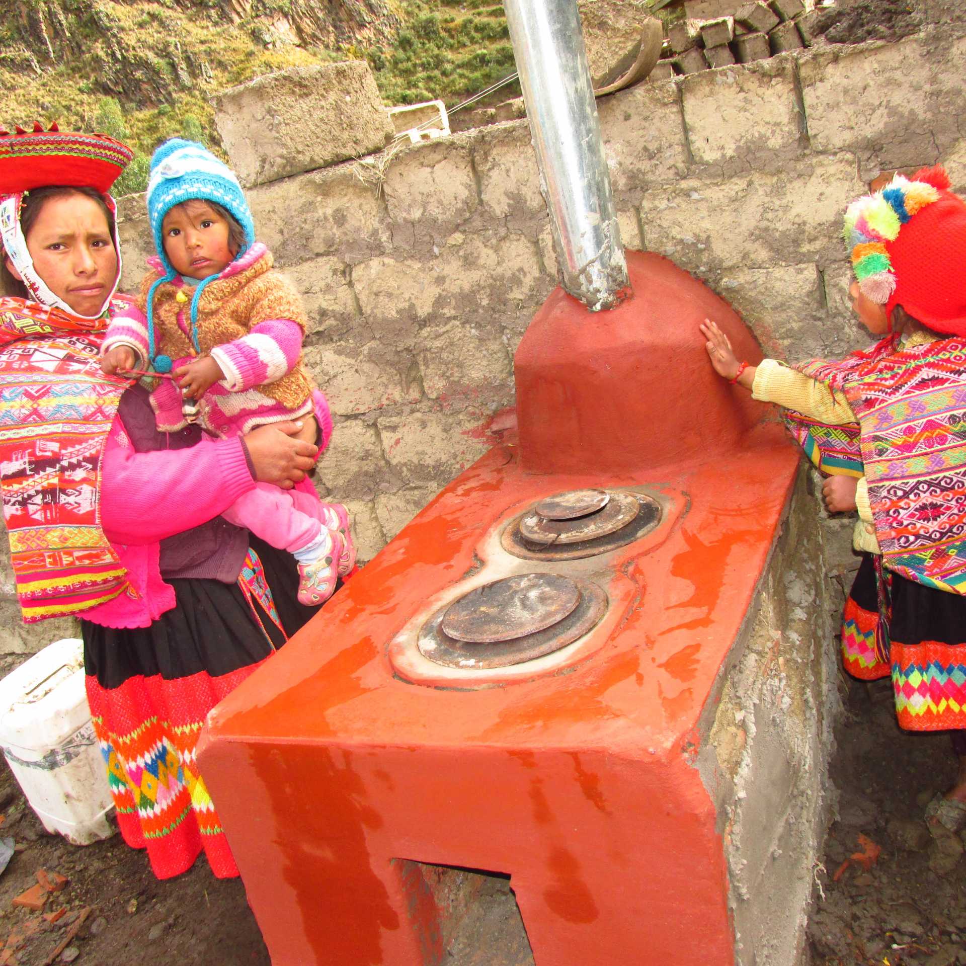 A family from Huilloc, the recipients of a new healthier cook stove | LT