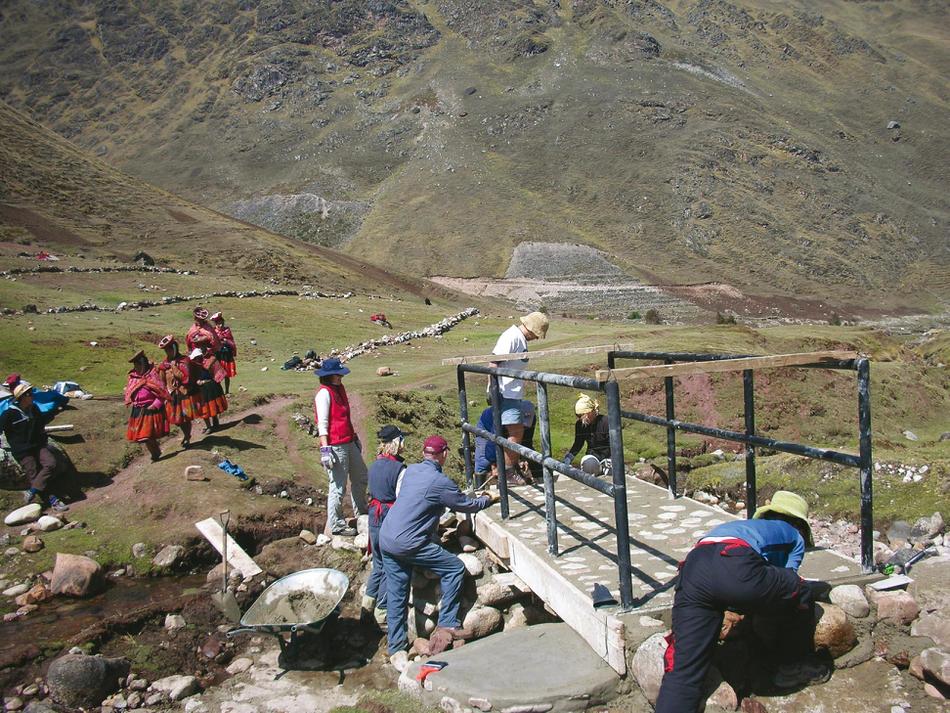 Building a bridge in Qelqenca, Peru -  Photo: Samantha Chen