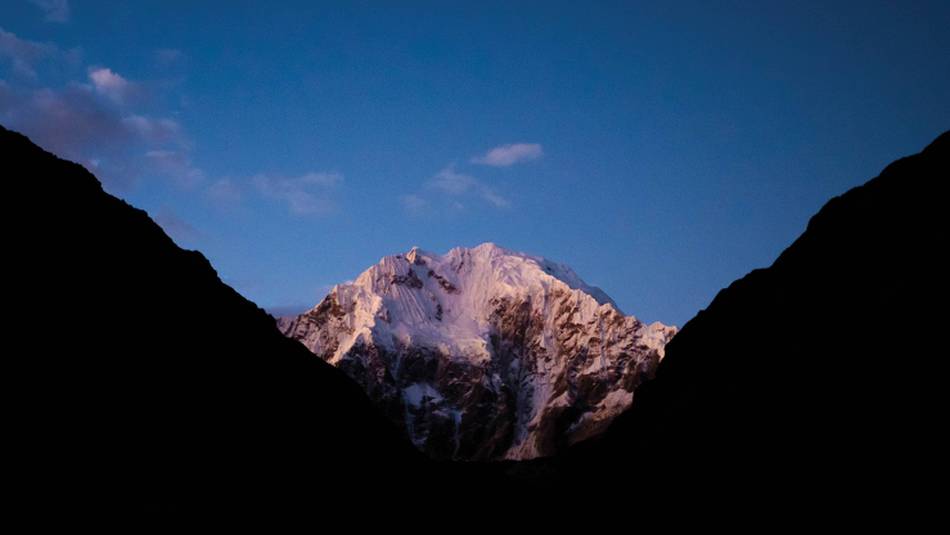 The sunsets over the imposing peak of Mount Salcantay (6,271m) | Mark Tipple