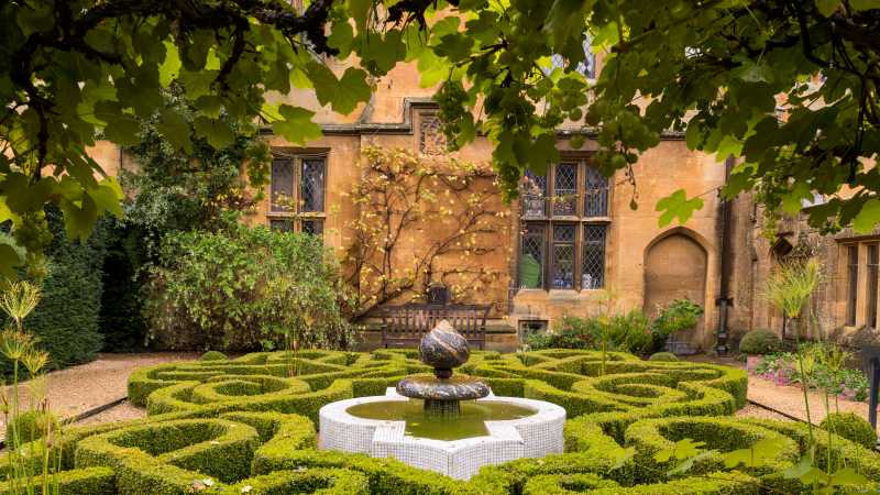 The Knot Garden at Sudeley Castle | Shutterstock
