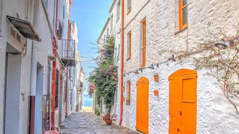 Walking the charming old streets of Cadaques | Jaime Elfrances